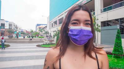 VENEZUELANA ENMIGRANTO ĵus alvenis en Peruo, ĉantaĝas taksiston