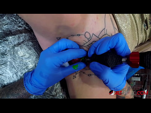 ❤️ Ekstreme tatuita varmulo Sully Savage ricevis tatuon sur sia klitoro ☑ Porno ĉe eo.xxxdl.ru ❌️