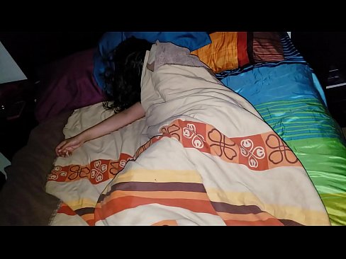 ❤️ Vicfilo kritikante sian junan duonpatrinon dum ŝi dormas. ☑ Porno ĉe eo.xxxdl.ru ❌️